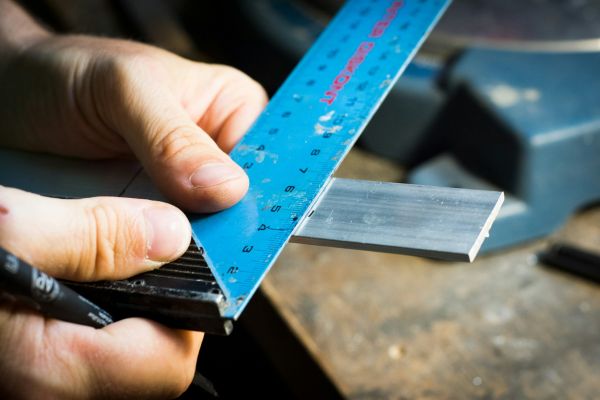 Choisir une équerre métallique : quelles options pour vos projets ?