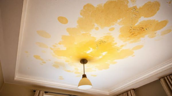 Top astuces pour éliminer les taches jaunes au plafond